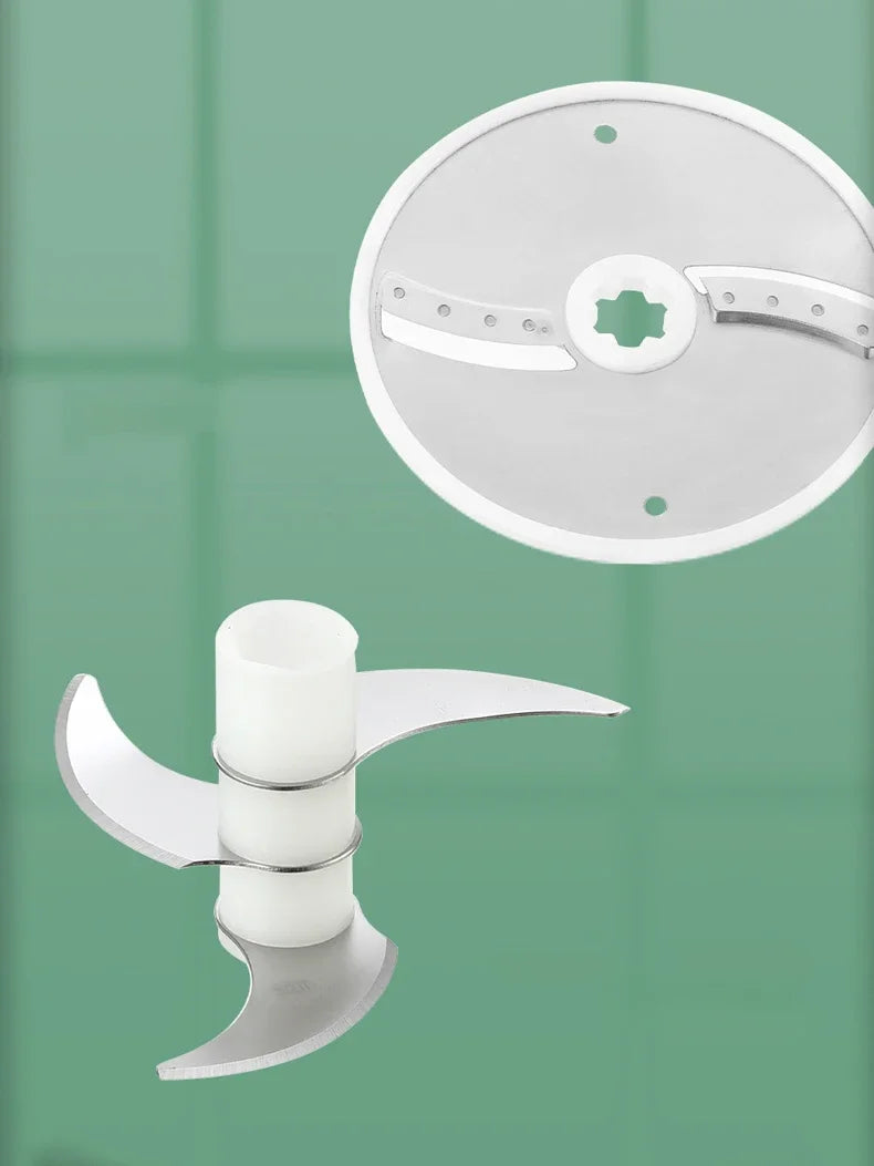 Ensemble de 4 coupe-légumes électriques sans fil portables : presse-ail, hachoir à viande, éplucheur et trancheuse.