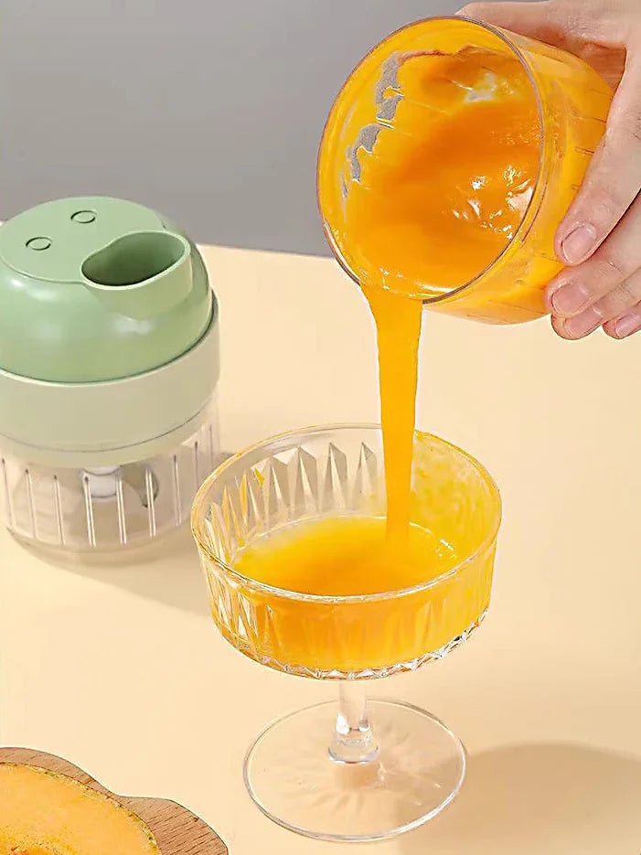 Ensemble de 4 coupe-légumes électriques sans fil portables : presse-ail, hachoir à viande, éplucheur et trancheuse.