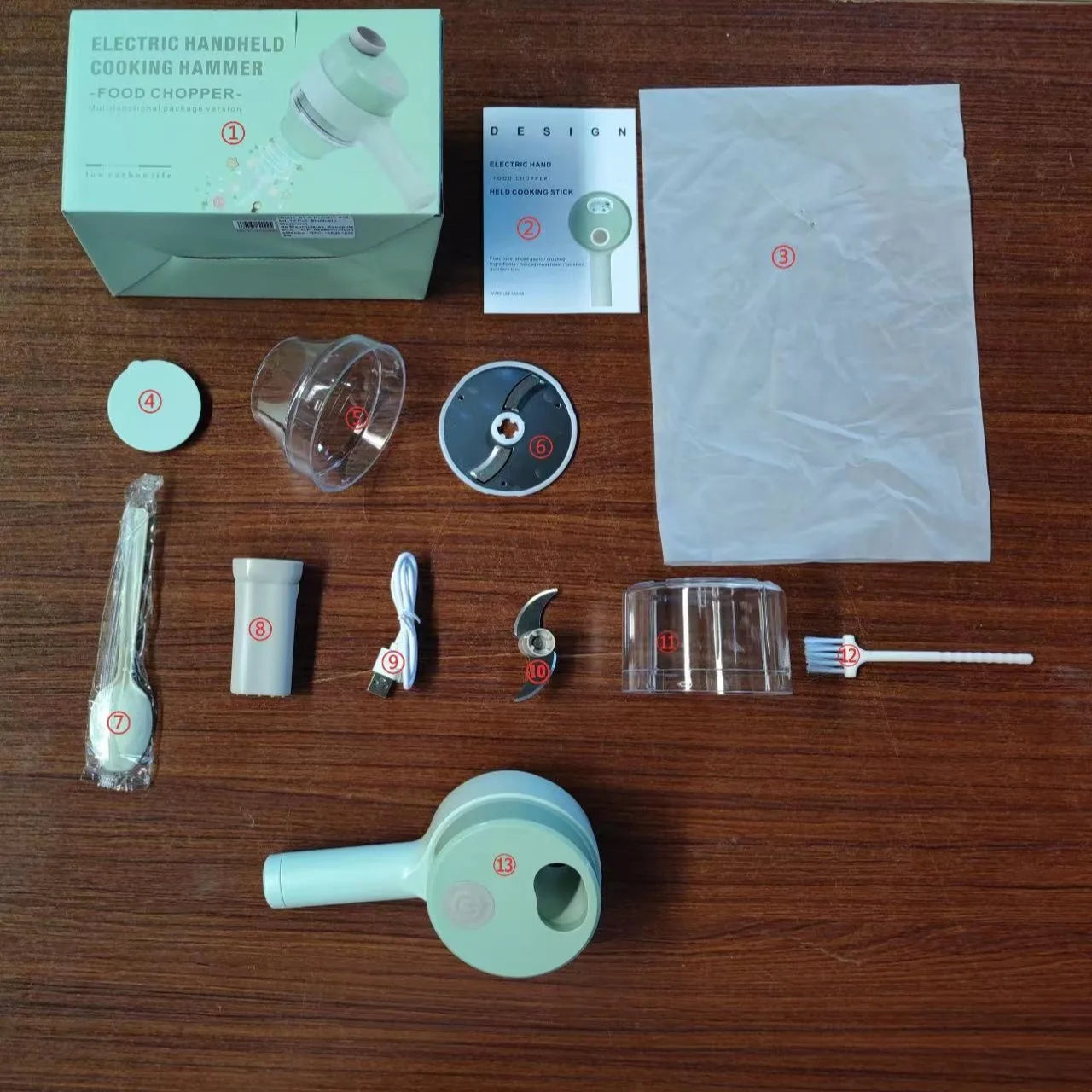 Ensemble de 4 coupe-légumes électriques sans fil portables : presse-ail, hachoir à viande, éplucheur et trancheuse.