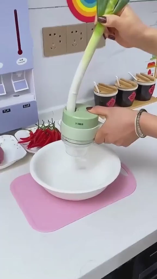 Ensemble de 4 coupe-légumes électriques sans fil portables : presse-ail, hachoir à viande, éplucheur et trancheuse.